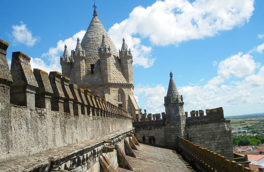 <strong>Com <a href="https://viajeaqui.abril.com.br/cidades/portugal-lisboa" rel="Lisboa" target="_blank">Lisboa</a> e passeios</strong>Com três noites em <a href="https://viajeaqui.abril.com.br/cidades/portugal-lisboa" rel="Lisboa" target="_blank">Lisboa</a>, no moderninho <a href="https://www.luteciahotel.com/" rel="Lutécia" target="_blank">Lutécia</a>, e três em <a href="https://viajeaqui.abril.com.br/cidades/portugal-evora" rel="Évora" target="_blank">Évora</a> (foto), no confortável <a href="https://www.mardearhotels.com/" rel="M’Ar De Ar Muralhas" target="_blank">M’Ar De Ar Muralhas</a>, este pacote é cheio de atividades: na capital, tem city tour, jantar com show de fado e excursão para <a href="https://viajeaqui.abril.com.br/cidades/portugal-sintra" rel="Sintra" target="_blank">Sintra</a>, <a href="https://viajeaqui.abril.com.br/cidades/portugal-cascais-e-estoril" rel="Cascais e Estoril" target="_blank">Cascais e Estoril</a>; e, no Alentejo, caminhada histórica por <a href="https://viajeaqui.abril.com.br/cidades/portugal-evora" rel="Évora" target="_blank">Évora</a>, passeio com almoço pelas vinícolas e um giro por Vila Viçosa, Arraiolos, <a href="https://viajeaqui.abril.com.br/cidades/portugal-estremoz-e-arredores" rel="Estremoz" target="_blank">Estremoz</a> e Redondo, com visita ao Palácio de Vila Viçosa, a um produtor de tapetes arraiolos e a uma cave para degustação de vinhos.<strong>Quando:</strong> em outubro<strong>Quem leva:</strong> <a href="https://raidho.com.br/" rel="Raidho" target="_blank">Raidho</a><strong>Quanto:</strong> € 1 116 (sem aéreo) <strong>Com <a href="https://viajeaqui.abril.com.br/cidades/portugal-lisboa" rel="Lisboa" target="_blank">Lisboa</a> e passeios</strong>Com três noites em <a href="https://viajeaqui.abril.com.br/cidades/portugal-lisboa" rel="Lisboa" target="_blank">Lisboa</a>, no moderninho <a href="https://www.luteciahotel.com/" rel="Lutécia" target="_blank">Lutécia</a>, e três em <a href="https://viajeaqui.abril.com.br/cidades/portugal-evora" rel="Évora" target="_blank">Évora</a> (foto), no confortável <a href="https://www.mardearhotels.com/" rel="M’Ar De Ar Muralhas" target="_blank">M’Ar De Ar Muralhas</a>, este pacote é cheio de atividades: na capital, tem city tour, jantar com show de fado e excursão para <a href="https://viajeaqui.abril.com.br/cidades/portugal-sintra" rel="Sintra" target="_blank">Sintra</a>, <a href="https://viajeaqui.abril.com.br/cidades/portugal-cascais-e-estoril" rel="Cascais e Estoril" target="_blank">Cascais e Estoril</a>; e, no Alentejo, caminhada histórica por <a href="https://viajeaqui.abril.com.br/cidades/portugal-evora" rel="Évora" target="_blank">Évora</a>, passeio com almoço pelas vinícolas e um giro por Vila Viçosa, Arraiolos, <a href="https://viajeaqui.abril.com.br/cidades/portugal-estremoz-e-arredores" rel="Estremoz" target="_blank">Estremoz</a> e Redondo, com visita ao Palácio de Vila Viçosa, a um produtor de tapetes arraiolos e a uma cave para degustação de vinhos.<strong>Quando:</strong> em outubro<strong>Quem leva:</strong> <a href="https://raidho.com.br/" rel="Raidho" target="_blank">Raidho</a><strong>Quanto:</strong> € 1 116 (sem aéreo)