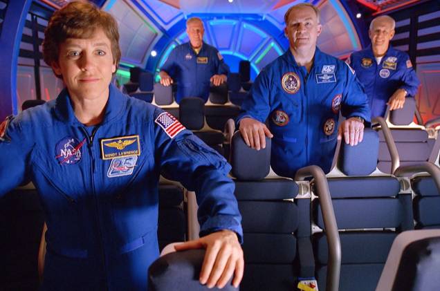 Astronautas participam da experiência de decolagem de um ônibus espacial no brinquedo Shuttle Launch Experience, no Kennedey Space Center, Flórida Astronautas participam da experiência de decolagem de um ônibus espacial no brinquedo Shuttle Launch Experience, no Kennedey Space Center, Flórida