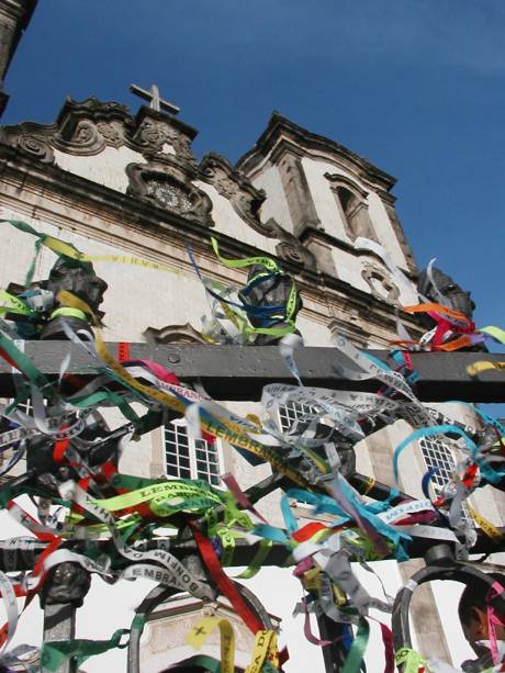 A tradição de lavar a escadaria e o adro da igreja do Senhor do Bonfim com água de cheiro começou com os escravos, como preparativo para a festa em homenagem ao santo em janeiro, e é mantida até hoje pelas baianas do candomblé. Outra marca é a famosa fitinha: ninguém sai daqui sem amarrá-la no pulso ou no portão