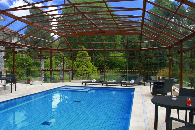 Piscina do hotel Vila Inglesa, em Campos do Jordão, São Paulo