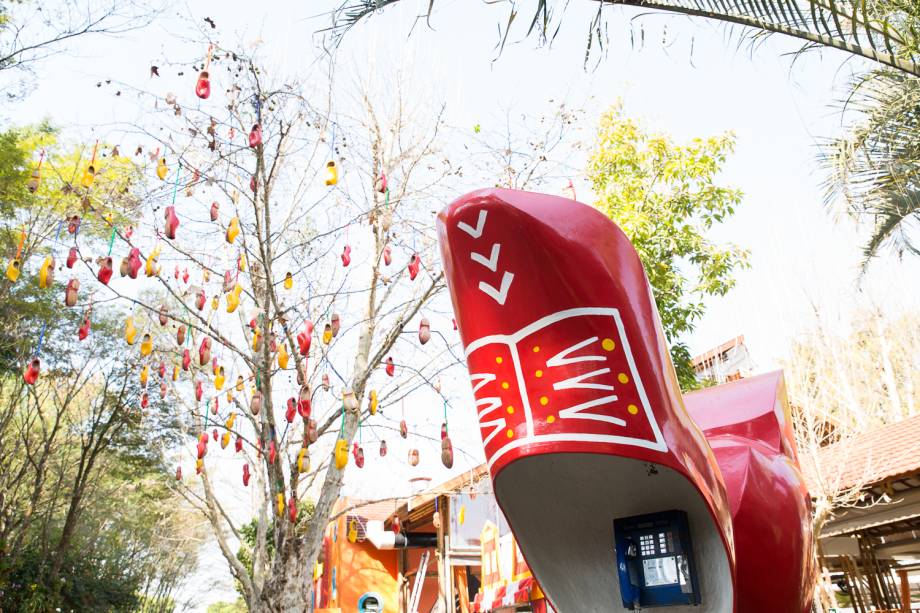 Holambra se localiza a aproximadamente 140 km de São Paulo, e é conhecida por ter influência da cultura holandesa em suas atrações e até mesmo danças típicas Holambra se localiza a aproximadamente 140 km de São Paulo, e é conhecida por ter influência da cultura holandesa em suas atrações e até mesmo danças típicas