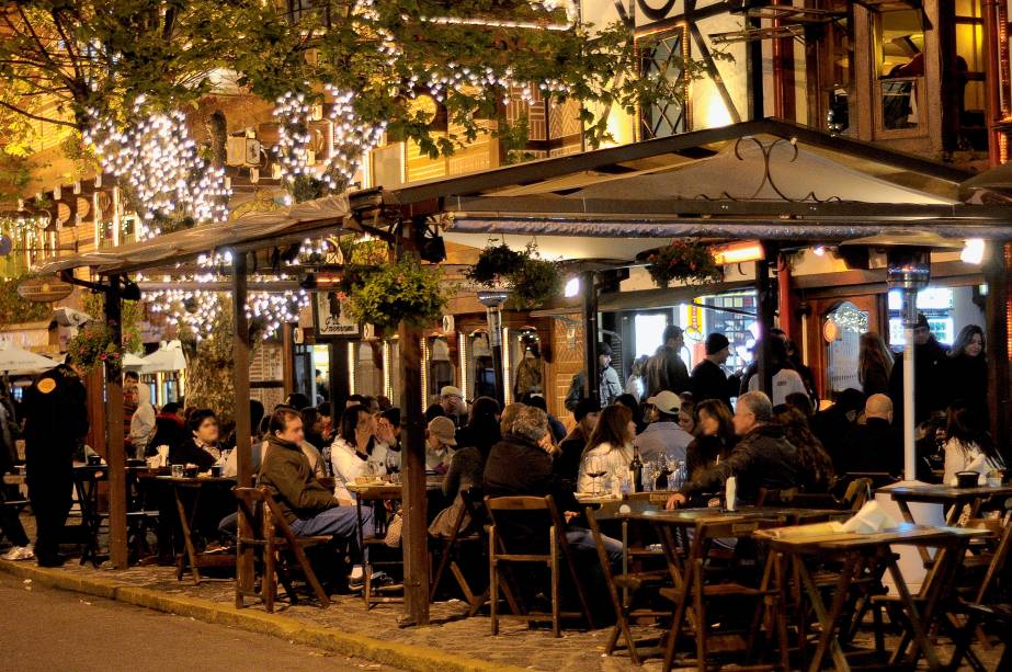 A Baden Baden, uma das cervejarias artesanais mais famosas do Brasil, nasceu em Campos do Jordão em 1999, fruto do trabalho de quatro amigos. Com rótulos inspirados nas cervejas alemãs, sobretudo a tradicional Weiss, feita de trigo, a marca já ganhou 14 prêmios em eventos nacionais e internacionais, dentre eles o European Beer Star, uma das mais importantes competições de cervejas do mundo. Com capacidade para 700 pessoas, o bar da cerveja, no bairro de Capivari, é uma das atrações mais procuradas pelos visitantes e está sempre lotado. Além experimentar a cerveja e comer um dos pratos alemães servidos na casa, o visitante pode realizar um tour guiado pela <a href="https://viajeaqui.abril.com.br/estabelecimentos/br-sp-campos-do-jordao-atracao-fabrica-de-cerveja-baden-baden" target="_blank">fábrica</a>, com degustação e dicas de harmonização A Baden Baden, uma das cervejarias artesanais mais famosas do Brasil, nasceu em Campos do Jordão em 1999, fruto do trabalho de quatro amigos. Com rótulos inspirados nas cervejas alemãs, sobretudo a tradicional Weiss, feita de trigo, a marca já ganhou 14 prêmios em eventos nacionais e internacionais, dentre eles o European Beer Star, uma das mais importantes competições de cervejas do mundo. Com capacidade para 700 pessoas, o bar da cerveja, no bairro de Capivari, é uma das atrações mais procuradas pelos visitantes e está sempre lotado. Além experimentar a cerveja e comer um dos pratos alemães servidos na casa, o visitante pode realizar um tour guiado pela <a href="https://viajeaqui.abril.com.br/estabelecimentos/br-sp-campos-do-jordao-atracao-fabrica-de-cerveja-baden-baden" target="_blank">fábrica</a>, com degustação e dicas de harmonização