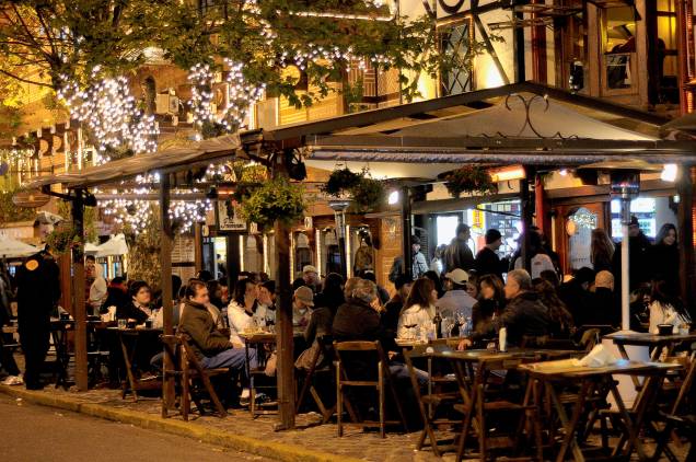 A Baden Baden, uma das cervejarias artesanais mais famosas do Brasil, nasceu em Campos do Jordão em 1999, fruto do trabalho de quatro amigos. Com rótulos inspirados nas cervejas alemãs, sobretudo a tradicional Weiss, feita de trigo, a marca já ganhou 14 prêmios em eventos nacionais e internacionais, dentre eles o European Beer Star, uma das mais importantes competições de cervejas do mundo. Com capacidade para 700 pessoas, o bar da cerveja, no bairro de Capivari, é uma das atrações mais procuradas pelos visitantes e está sempre lotado. Além experimentar a cerveja e comer um dos pratos alemães servidos na casa, o visitante pode realizar um tour guiado pela <a href="https://viajeaqui.abril.com.br/estabelecimentos/br-sp-campos-do-jordao-atracao-fabrica-de-cerveja-baden-baden" target="_blank">fábrica</a>, com degustação e dicas de harmonização A Baden Baden, uma das cervejarias artesanais mais famosas do Brasil, nasceu em Campos do Jordão em 1999, fruto do trabalho de quatro amigos. Com rótulos inspirados nas cervejas alemãs, sobretudo a tradicional Weiss, feita de trigo, a marca já ganhou 14 prêmios em eventos nacionais e internacionais, dentre eles o European Beer Star, uma das mais importantes competições de cervejas do mundo. Com capacidade para 700 pessoas, o bar da cerveja, no bairro de Capivari, é uma das atrações mais procuradas pelos visitantes e está sempre lotado. Além experimentar a cerveja e comer um dos pratos alemães servidos na casa, o visitante pode realizar um tour guiado pela <a href="https://viajeaqui.abril.com.br/estabelecimentos/br-sp-campos-do-jordao-atracao-fabrica-de-cerveja-baden-baden" target="_blank">fábrica</a>, com degustação e dicas de harmonização