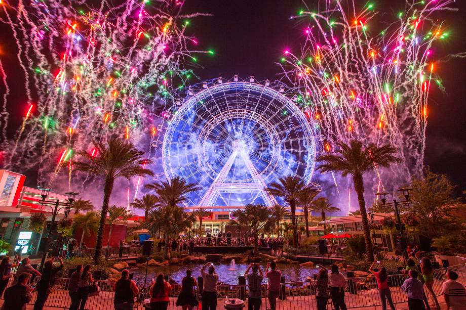 <strong>Para curtir a vista: The Orlando Eye</strong>    A roda gigante tem 122 metros e permite uma vista panorâmica daquelas da Florida Central. A volta, feita em cápsulas de vidro, tem duração de 20 minutos. Antes de entrar na cabine da roda gigante o visitante passa por uma experiência em 4D e assiste um filminho sobre a Flórida