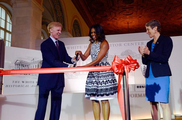 Primeira-dama dos Estados Unidos, Michelle Obama, corta a fita na reinauguração do Centro de Visitantes da Casa Branca, no dia 13 de setembro Primeira-dama dos Estados Unidos, Michelle Obama, corta a fita na reinauguração do Centro de Visitantes da Casa Branca, no dia 13 de setembro