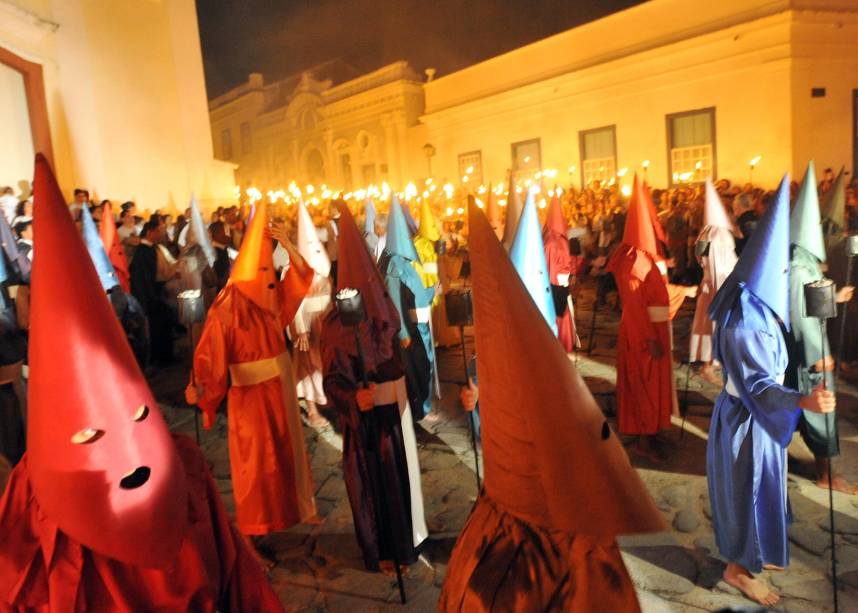 Na madrugada de quarta para quinta-feira, na Semana Santa, 40 farricocos saem descalços pelas ruas usando vestimentas de seda coloridas, inspiradas nas procissões da Espanha e de Portugal dos séculos 17 e 18