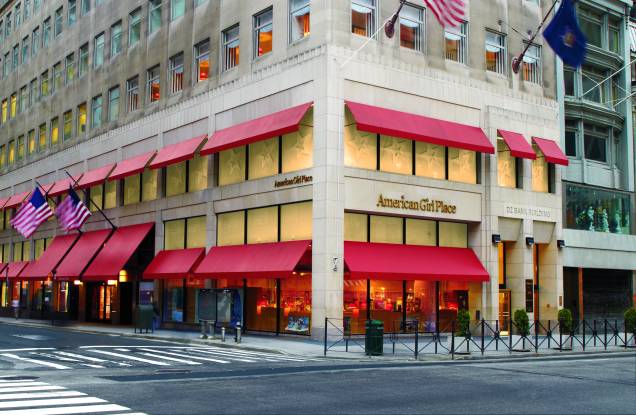 <strong>American Girl Place</strong> <em>(609, Fifth Avenue)</em> Não só de crianças é feito o público da loja especializada em bonecas. Os clientes podem montar a boneca com as características que quiserem e ainda escolher roupas e acessórios. O salão de cabelos específico para bonecas é um dos grandes atrativos locais <strong>American Girl Place</strong> <em>(609, Fifth Avenue)</em> Não só de crianças é feito o público da loja especializada em bonecas. Os clientes podem montar a boneca com as características que quiserem e ainda escolher roupas e acessórios. O salão de cabelos específico para bonecas é um dos grandes atrativos locais
