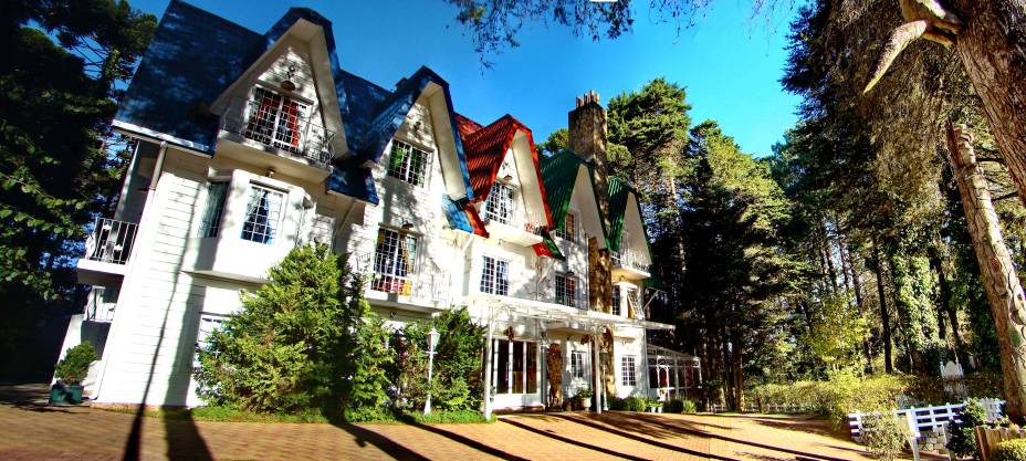 Na pousada Canada Lodge, em Campos do Jordão, as referências ao país estão presentes na decoração com totens, trenós e até camisas de hóquei no gelo