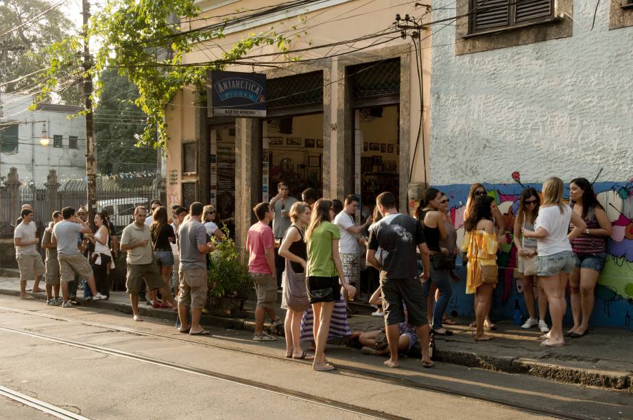 <strong>5. <a href="https://viajeaqui.abril.com.br/estabelecimentos/br-rj-rio-de-janeiro-restaurante-jobi" rel="JOBI" target="_blank">JOBI</a> </strong>(650 m)À primeira vista o boteco é tão despretensioso quanto seu nome. Trata-se, porém, de um dos points mais lotados e duradouros da noite carioca, na ativa desde 1956. O salão pequeno, aberto para a rua, tem mesas espremidas e toalhas quadriculadas que parecem saídas de uma cantina italiana (na verdade, o verde-e-vermelho da decoração remete a <a href="https://viajeaqui.abril.com.br/paises/portugal" rel="Portugal" target="_blank">Portugal</a>). Receitas lusitanas e petiscos mais corriqueiros fazem companhia ao chope gelado.<em>Avenida Ataulfo de Paiva, 1166 (Leblon), 2274-0547</em> <strong>5. <a href="https://viajeaqui.abril.com.br/estabelecimentos/br-rj-rio-de-janeiro-restaurante-jobi" rel="JOBI" target="_blank">JOBI</a> </strong>(650 m)À primeira vista o boteco é tão despretensioso quanto seu nome. Trata-se, porém, de um dos points mais lotados e duradouros da noite carioca, na ativa desde 1956. O salão pequeno, aberto para a rua, tem mesas espremidas e toalhas quadriculadas que parecem saídas de uma cantina italiana (na verdade, o verde-e-vermelho da decoração remete a <a href="https://viajeaqui.abril.com.br/paises/portugal" rel="Portugal" target="_blank">Portugal</a>). Receitas lusitanas e petiscos mais corriqueiros fazem companhia ao chope gelado.<em>Avenida Ataulfo de Paiva, 1166 (Leblon), 2274-0547</em>