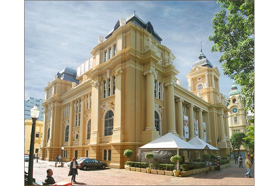 <a href="https://viajeaqui.abril.com.br/estabelecimentos/br-rs-porto-alegre-atracao-museu-de-arte-do-rio-grande-do-sul-margs" rel="Museu de Arte do Rio Grande do Sul (Margs)"><strong>Museu de Arte do Rio Grande do Sul (Margs)</strong></a>Construído para ser a sede da Delegacia Fiscal, o prédio em estilo eclético desenhado por Theo Wiedresphan – que também assina o Memorial do Rio Grande do Sul – tem salas de exposição, loja e café. No acervo, Cândido Portinari e Di Cavalcanti.<strong>Onde:</strong> Rua sete de setembro, 1020, Praça da Alfândega (Centro)<strong>Horário de Funcionamento:</strong> de terça a domingo, das 10 às 19h