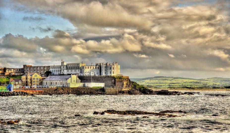 A Faculdade Dominicana de Portstewart fica situada em uma região privilegiada da cidade, com vista para o mar. Ela é marcada como uma das instituições mais tradicionais da Irlanda do Norte A Faculdade Dominicana de Portstewart fica situada em uma região privilegiada da cidade, com vista para o mar. Ela é marcada como uma das instituições mais tradicionais da Irlanda do Norte