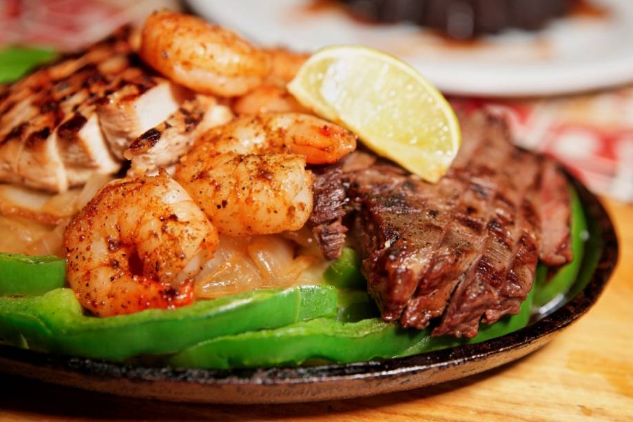 <strong>Fajitas, <a href="https://viajeaqui.abril.com.br/paises/mexico" rel="México" target="_blank">México</a></strong><br />              Um dos mais tradicionais recheios das <em>tortillas</em>, a fajita é uma carne cozida em pimentão e cebola, fortemente condimentada e acompanhada por molhos diversos, incluindo <em>creme fraiche</em>, vinagrete e guacamole.                            Tradicionalmente feita com um corte específico do boi, hoje já aceita porco, frango e até frutos do mar na mistura. 