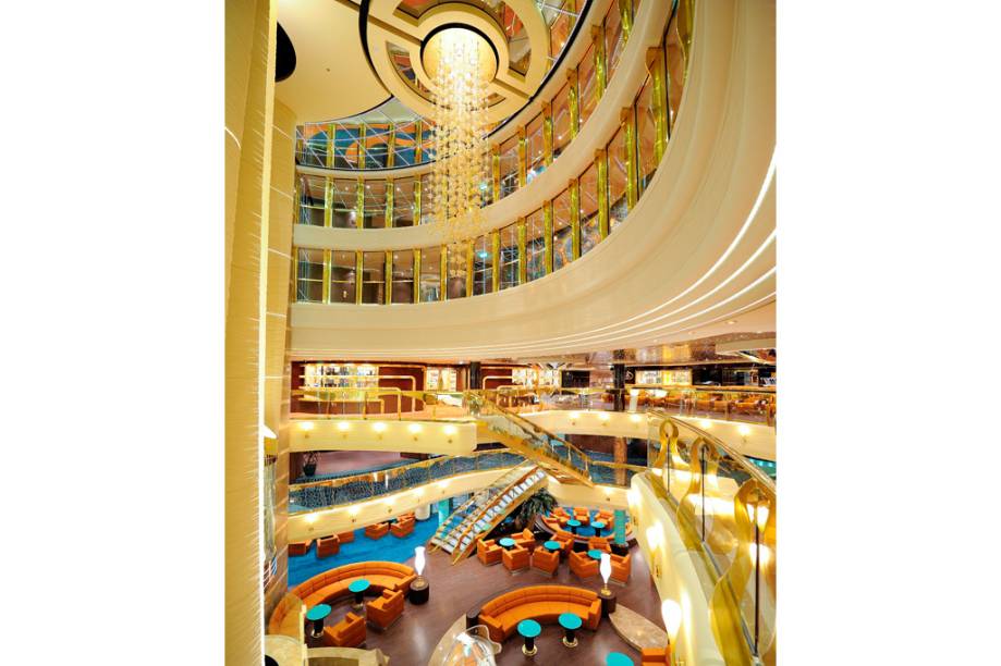 Átrio segue o estilo italiano de decoração do MSC Fantasia Átrio segue o estilo italiano de decoração do MSC Fantasia