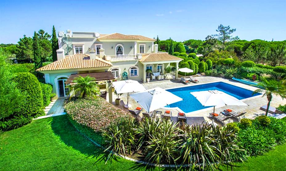 <strong><a href="https://viajeaqui.abril.com.br/cidades/portugal-faro" rel="Faro" target="_self">Faro</a>, <a href="https://viajeaqui.abril.com.br/paises/portugal" rel="Portugal" target="_self">Portugal</a></strong> Charme do litoral com alma do interior: é essa a melhor definição para a cidade. A região na qual essa bela mansão se localiza, na luxuosa Villa Vermonte, é repleta de casas que fazem cair o queixo. Cercada por jardins e uma piscina, a casa deixa qualquer casório muito mais memorável. <strong><a href="https://www.airbnb.com.br/rooms/5467245?s=EcMe" rel="Alugue aqui" target="_blank">Alugue aqui</a></strong> <em><a href="https://www.booking.com/city/pt/faro.pt-br.html?aid=332455&label=viagemabril-lugares-incr%C3%ADveis-para-casar" rel="Veja preços de hotéis em Faro no Booking.com" target="_blank">Veja preços de hotéis em Faro no Booking.com</a></em> <strong><a href="https://viajeaqui.abril.com.br/cidades/portugal-faro" rel="Faro" target="_self">Faro</a>, <a href="https://viajeaqui.abril.com.br/paises/portugal" rel="Portugal" target="_self">Portugal</a></strong> Charme do litoral com alma do interior: é essa a melhor definição para a cidade. A região na qual essa bela mansão se localiza, na luxuosa Villa Vermonte, é repleta de casas que fazem cair o queixo. Cercada por jardins e uma piscina, a casa deixa qualquer casório muito mais memorável. <strong><a href="https://www.airbnb.com.br/rooms/5467245?s=EcMe" rel="Alugue aqui" target="_blank">Alugue aqui</a></strong> <em><a href="https://www.booking.com/city/pt/faro.pt-br.html?aid=332455&label=viagemabril-lugares-incr%C3%ADveis-para-casar" rel="Veja preços de hotéis em Faro no Booking.com" target="_blank">Veja preços de hotéis em Faro no Booking.com</a></em>