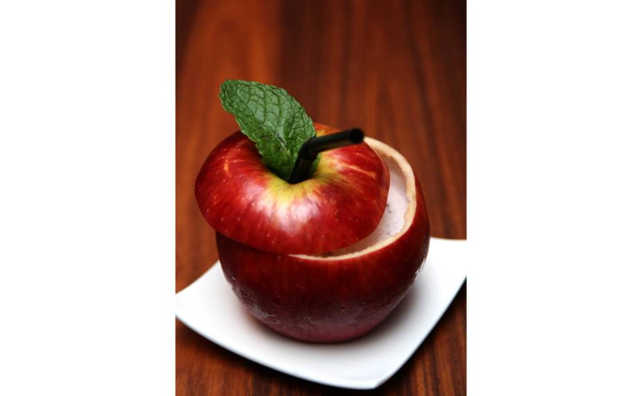 <strong>Fasano Al Mare (Rio de Janeiro):</strong> para homenagear os amantes e namorados, o Fasano Al Mare, no Rio de Janeiro, criou o charmoso drink Evas Sin (R$ 34), que foi desenvolvido pelo bartender André Paixão. Além de saborosa, a bebida promete ser afrodisíaca e perfumada. Servido em uma maça fresca, o coquetel é preparado com licores, suco de cranberry e suco de limão.<br /> <br /> <strong>Onde:</strong> Avenida Vieira Souto, 80, Hotel Fasano, Ipanema, Rio de Janeiro/RJ <strong>Horário de funcionamento:</strong> das 19h às 0h <strong>Telefone:</strong> (21) 3202-4000 <strong>Fasano Al Mare (Rio de Janeiro):</strong> para homenagear os amantes e namorados, o Fasano Al Mare, no Rio de Janeiro, criou o charmoso drink Evas Sin (R$ 34), que foi desenvolvido pelo bartender André Paixão. Além de saborosa, a bebida promete ser afrodisíaca e perfumada. Servido em uma maça fresca, o coquetel é preparado com licores, suco de cranberry e suco de limão.<br /> <br /> <strong>Onde:</strong> Avenida Vieira Souto, 80, Hotel Fasano, Ipanema, Rio de Janeiro/RJ <strong>Horário de funcionamento:</strong> das 19h às 0h <strong>Telefone:</strong> (21) 3202-4000