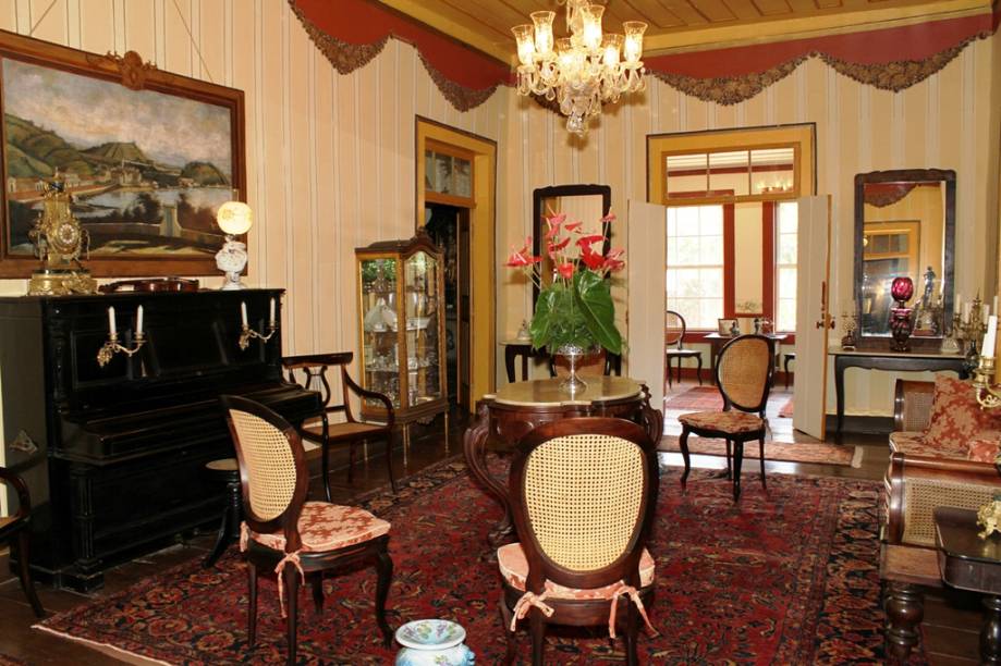 <a href="https://viajeaqui.abril.com.br/estabelecimentos/br-rj-rio-das-flores-hospedagem-fazenda-uniao " rel="Fazenda União – Rio das Flores (RJ)" target="_self"><strong>Fazenda União – Rio das Flores (RJ)</strong></a> O casarão de 1836 exibe adornos do século 19 como lustres de cristal e aparadores de jacarandá. O mobiliário antigo também dá um charme extra aos quartos. O farto café da manhã inclui bolos, roscas e geleias. O hotel oferece ainda jantares temáticos, com receitas do século 19 com apresentações de capoeira e jongo, manifestações dos escravos. Não faltam opções de lazer: cavalgadas, caminhadas, arvorismo, tirolesa, além do lago para pedalinho e pesca. <em>Site: <a href="https://www.fazendauniao.com.br" rel="www.fazendauniao.com.br" target="_blank">www.fazendauniao.com.br</a></em> <a href="https://viajeaqui.abril.com.br/estabelecimentos/br-rj-rio-das-flores-hospedagem-fazenda-uniao " rel="Fazenda União – Rio das Flores (RJ)" target="_self"><strong>Fazenda União – Rio das Flores (RJ)</strong></a> O casarão de 1836 exibe adornos do século 19 como lustres de cristal e aparadores de jacarandá. O mobiliário antigo também dá um charme extra aos quartos. O farto café da manhã inclui bolos, roscas e geleias. O hotel oferece ainda jantares temáticos, com receitas do século 19 com apresentações de capoeira e jongo, manifestações dos escravos. Não faltam opções de lazer: cavalgadas, caminhadas, arvorismo, tirolesa, além do lago para pedalinho e pesca. <em>Site: <a href="https://www.fazendauniao.com.br" rel="www.fazendauniao.com.br" target="_blank">www.fazendauniao.com.br</a></em>