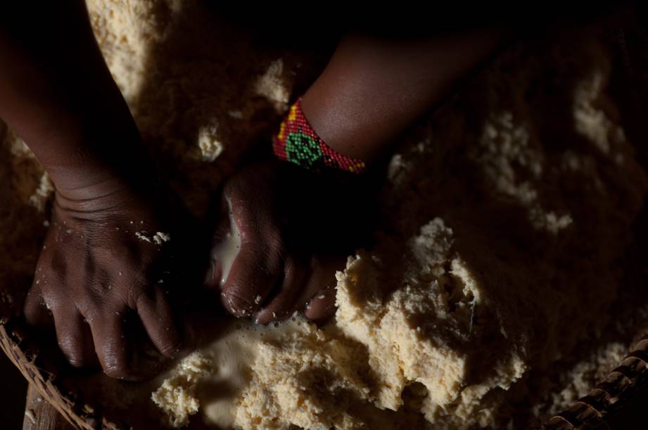 Na aldeia Quatro Cachoeiras, que também faz parte da Rota dos Parecis, os turistas aprendem a preparar a chicha, bebida fermentada feita com mandioca.        Pedaços de mandioca ralada são colocados em uma bacia e levados para secar no quintal ou guardados em cima do jirau. Quando estão totalmente secos e duros, são pilados, reduzidos a pó e misturados a polvilho já seco. Esse pó é torrado, e acrescido de água e açúcar. Filtra-se esta mistura, e a chicha queimada está pronta. Ela é então armazenada em cabaças e se torna uma bebida gaseificada com leve teor alcoólico