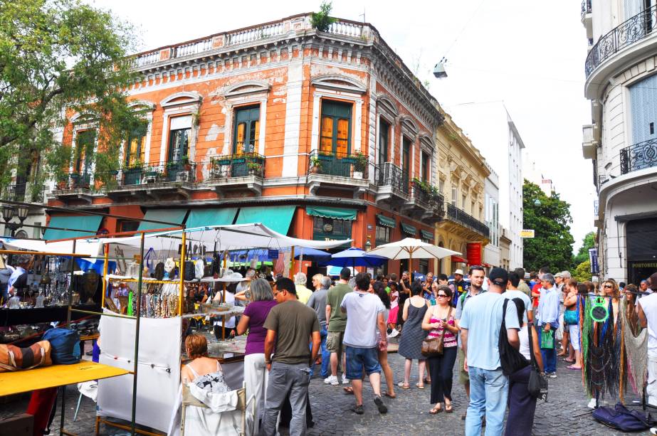 <strong>Feria de San Pedro Telmo </strong>                                        Se a intenção é fazer uma pausa para as compras, esse é o lugar ideal na cidade. Por aqui, o turista encontra uma variedade enorme de roupas e peças de artesanato – ideais para levar de lembrança para algum ente querido. Ou, por que não, para si mesmo