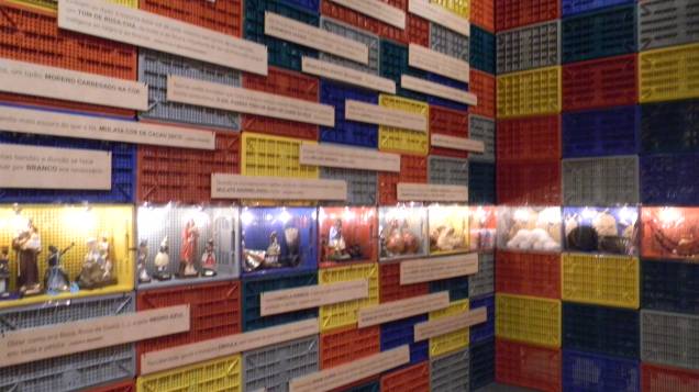 O sincretismo religioso, marca tanto da obra de Jorge Amado como também da Bahia, está presente na exposição através das miniaturas dos santos e as suas respectivas funções O sincretismo religioso, marca tanto da obra de Jorge Amado como também da Bahia, está presente na exposição através das miniaturas dos santos e as suas respectivas funções