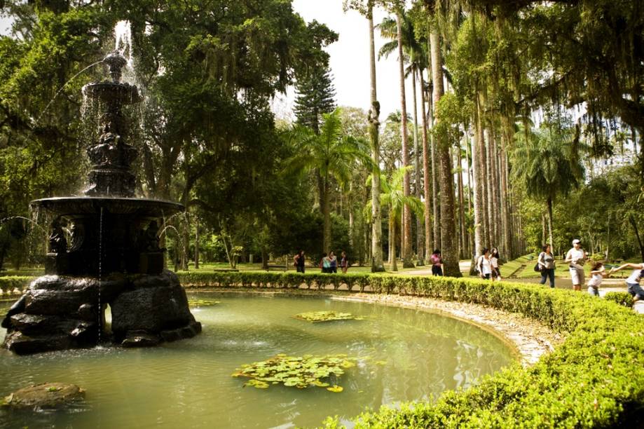 <strong>Jardim Botânico</strong><br />Foi fundado em 1808 por D. João VI e, na época, chamado de Jardim de Aclimação — por ter como objetivo a adaptação de espécies trazidas das Índias Orientais. O local teve vários nomes até ser chamado de <a href="https://viajeaqui.abril.com.br/estabelecimentos/br-rj-rio-de-janeiro-atracao-jardim-botanico" rel="Jardim Botânico" target="_self">Jardim Botânico</a>. Desde 1822 é aberto ao público e já recebeu a visita de importantes nomes como Einstein e a Rainha Elisabeth II do Reino Unido <strong>Jardim Botânico</strong><br />Foi fundado em 1808 por D. João VI e, na época, chamado de Jardim de Aclimação — por ter como objetivo a adaptação de espécies trazidas das Índias Orientais. O local teve vários nomes até ser chamado de <a href="https://viajeaqui.abril.com.br/estabelecimentos/br-rj-rio-de-janeiro-atracao-jardim-botanico" rel="Jardim Botânico" target="_self">Jardim Botânico</a>. Desde 1822 é aberto ao público e já recebeu a visita de importantes nomes como Einstein e a Rainha Elisabeth II do Reino Unido