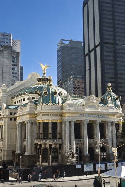 <strong><a href="https://viajeaqui.abril.com.br/estabelecimentos/br-rj-rio-de-janeiro-atracao-theatro-municipal" rel="Theatro Municipal" target="_blank">Theatro Municipal</a>, <a href="https://viajeaqui.abril.com.br/cidades/br-rj-rio-de-janeiro" rel="Rio de Janeiro" target="_blank">Rio de Janeiro</a></strong> Quase não se dá para notar de tão pequenas, mas essas janelinhas do edifício são um verdadeiro tesouro nacional <strong><a href="https://viajeaqui.abril.com.br/estabelecimentos/br-rj-rio-de-janeiro-atracao-theatro-municipal" rel="Theatro Municipal" target="_blank">Theatro Municipal</a>, <a href="https://viajeaqui.abril.com.br/cidades/br-rj-rio-de-janeiro" rel="Rio de Janeiro" target="_blank">Rio de Janeiro</a></strong> Quase não se dá para notar de tão pequenas, mas essas janelinhas do edifício são um verdadeiro tesouro nacional