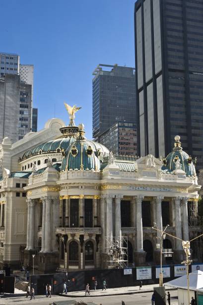 <strong><a href="https://viajeaqui.abril.com.br/estabelecimentos/br-rj-rio-de-janeiro-atracao-theatro-municipal" rel="Theatro Municipal" target="_blank">Theatro Municipal</a>, <a href="https://viajeaqui.abril.com.br/cidades/br-rj-rio-de-janeiro" rel="Rio de Janeiro" target="_blank">Rio de Janeiro</a></strong>            Quase não se dá para notar de tão pequenas, mas essas janelinhas do edifício são um verdadeiro tesouro nacional