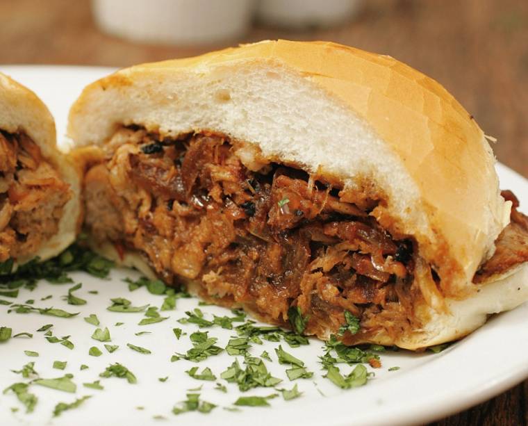 Não há nada como matar aquela fome repentina com um sanduíche de pernil caprichado. Há anos os paulistanos recorrem ao <strong>Bar Estadão</strong>, mas hoje muitas casas oferecem novas versões com molhos cada vez mais incrementados Não há nada como matar aquela fome repentina com um sanduíche de pernil caprichado. Há anos os paulistanos recorrem ao <strong>Bar Estadão</strong>, mas hoje muitas casas oferecem novas versões com molhos cada vez mais incrementados