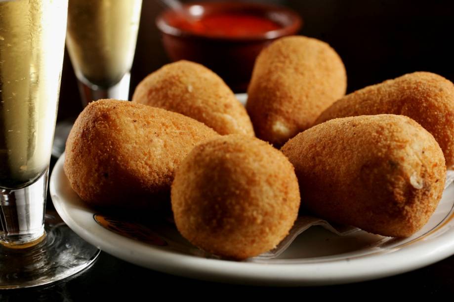 As por&ccedil;&otilde;es despudoradamente deliciosas de coxinhas dos bares Frang&oacute; e Veloso s&atilde;o uma divina evolu&ccedil;&atilde;o das simples coxas de frango envoltas em creme de batata