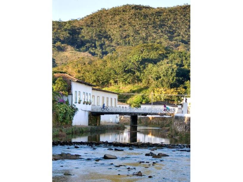 O rio Vermelho, que de quando em quando inunda Goiás, foi onde o bandeirante Anhanguera fundou sua vila. À esquerda, junto à ponte, está a Casa de Cora Coralina