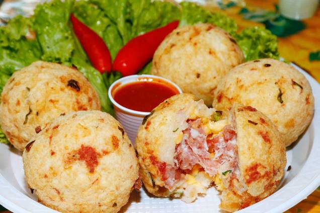 <a href="https://festadacoloniagramado.com.br/" rel="Festa da Colônia – abril/maio em Gramado, RS" target="_blank"><strong>Festa da Colônia – abril/maio em Gramado, RS</strong></a>Comidas típicas de <a href="https://viajeaqui.abril.com.br/paises/portugal" rel="Portugal" target="_blank">Portugal</a>, <a href="https://viajeaqui.abril.com.br/paises/italia" rel="Itália" target="_blank">Itália</a> e <a href="https://viajeaqui.abril.com.br/paises/alemanha" rel="Alemanha" target="_blank">Alemanha</a> se misturam ao tempero brasileiro nesse festival gastronômico e cultural. Durante 18 dias, a festa traz um pouco do clima rural para a cidade de <a href="https://viajeaqui.abril.com.br/cidades/br-rs-gramado" rel="Gramado" target="_blank">Gramado</a>. Há desfiles de carretas ao longo da Avenida Borges de Medeiros, apresentações folclóricas, exposições de produtos artesanais e, claro, gastronomia típica preparada especialmente para a festa e fartamente servida no pavilhão Expo Gramado (Av. Borges de Medeiros, 4111, Centro). <a href="https://festadacoloniagramado.com.br/" rel="Festa da Colônia – abril/maio em Gramado, RS" target="_blank"><strong>Festa da Colônia – abril/maio em Gramado, RS</strong></a>Comidas típicas de <a href="https://viajeaqui.abril.com.br/paises/portugal" rel="Portugal" target="_blank">Portugal</a>, <a href="https://viajeaqui.abril.com.br/paises/italia" rel="Itália" target="_blank">Itália</a> e <a href="https://viajeaqui.abril.com.br/paises/alemanha" rel="Alemanha" target="_blank">Alemanha</a> se misturam ao tempero brasileiro nesse festival gastronômico e cultural. Durante 18 dias, a festa traz um pouco do clima rural para a cidade de <a href="https://viajeaqui.abril.com.br/cidades/br-rs-gramado" rel="Gramado" target="_blank">Gramado</a>. Há desfiles de carretas ao longo da Avenida Borges de Medeiros, apresentações folclóricas, exposições de produtos artesanais e, claro, gastronomia típica preparada especialmente para a festa e fartamente servida no pavilhão Expo Gramado (Av. Borges de Medeiros, 4111, Centro).