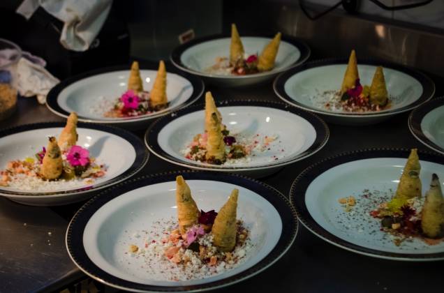 <a href="https://www.farturagastronomia.com.br/tiradentes/" rel="Festival de Cultura e Gastronomia de Tiradentes – segunda quinzena de agosto em Tiradentes, MG" target="_blank"><strong>Festival de Cultura e Gastronomia de Tiradentes – segunda quinzena de agosto em Tiradentes, MG</strong></a> Tradicionais pratos da cozinha mineira como feijão tropeiro e frango com ora-pro-nobis dividem espaço com os resultados da <a href="https://www.farturagastronomia.com.br/" rel="Expedição Fartura Gastronomia" target="_blank">Expedição Fartura Gastronomia</a>, que já percorreu mais de 60 mil km por 21 estados brasileiros mapeando regiões, produtos, produtores e chefs de cada lugar. Criado em 1998, é um dos principais festivais da cidade histórica mineira e recebe mais de 30 mil pessoas anualmente. A cada edição, chefs do Brasil inteiro e também de outros países fazem jantares especiais com lotação limitada, os concorridos Festins de Tiradentes. Também há apresentações culturais nas ruas e praças, cursos gratuitos, tour gastronômico por restaurantes da região (que preparam cardápio especial para o período) e montagem de restaurantes e bares temporários no Largo das Forras e da Rodoviária, com pratos deliciosos assinados por chefs de <a href="https://viajeaqui.abril.com.br/cidades/br-mg-tiradentes" rel="Tiradentes" target="_blank">Tiradentes</a> e <a href="https://viajeaqui.abril.com.br/cidades/br-mg-belo-horizonte" rel="Belo Horizonte" target="_blank">Belo Horizonte</a>. <a href="https://www.farturagastronomia.com.br/tiradentes/" rel="Festival de Cultura e Gastronomia de Tiradentes – segunda quinzena de agosto em Tiradentes, MG" target="_blank"><strong>Festival de Cultura e Gastronomia de Tiradentes – segunda quinzena de agosto em Tiradentes, MG</strong></a> Tradicionais pratos da cozinha mineira como feijão tropeiro e frango com ora-pro-nobis dividem espaço com os resultados da <a href="https://www.farturagastronomia.com.br/" rel="Expedição Fartura Gastronomia" target="_blank">Expedição Fartura Gastronomia</a>, que já percorreu mais de 60 mil km por 21 estados brasileiros mapeando regiões, produtos, produtores e chefs de cada lugar. Criado em 1998, é um dos principais festivais da cidade histórica mineira e recebe mais de 30 mil pessoas anualmente. A cada edição, chefs do Brasil inteiro e também de outros países fazem jantares especiais com lotação limitada, os concorridos Festins de Tiradentes. Também há apresentações culturais nas ruas e praças, cursos gratuitos, tour gastronômico por restaurantes da região (que preparam cardápio especial para o período) e montagem de restaurantes e bares temporários no Largo das Forras e da Rodoviária, com pratos deliciosos assinados por chefs de <a href="https://viajeaqui.abril.com.br/cidades/br-mg-tiradentes" rel="Tiradentes" target="_blank">Tiradentes</a> e <a href="https://viajeaqui.abril.com.br/cidades/br-mg-belo-horizonte" rel="Belo Horizonte" target="_blank">Belo Horizonte</a>.