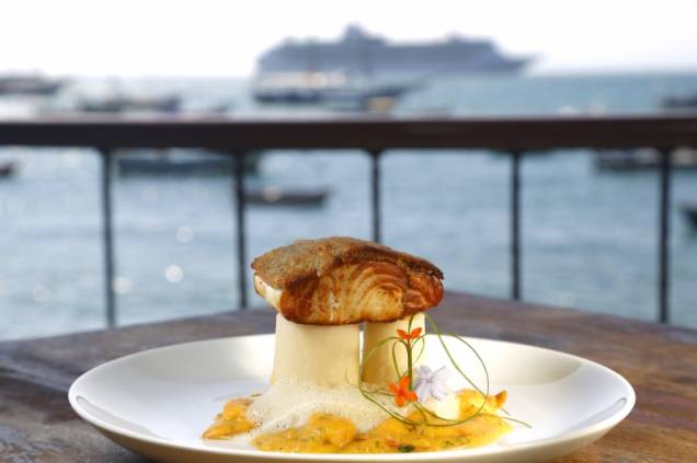 <a href="https://www.festbuzios.com.br/" rel="Festival Gastronômico de Búzios – dois primeiros fins de semana de julho em Búzios, RJ" target="_blank"><strong>Festival Gastronômico de Búzios – dois primeiros fins de semana de julho em Búzios, RJ</strong></a> Mais de 60 restaurantes badalados do balneário do litoral sul do <a href="https://viajeaqui.abril.com.br/cidades/br-rj-rio-de-janeiro" rel="Rio de Janeiro" target="_blank">Rio de Janeiro</a> colocam suas mesas literalmente do lado de fora para o Festival e montam cardápio especial para o período. Os chefs de cozinha saem do seu reino nas cozinhas e ficam circulando entre as mesas explicando suas criações e ingredientes que utilizaram nas preparações, que durante o período têm preço acessível, fixado pelo festival. Além dos restaurantes já badalados da cidade, participam também chefs caiçaras e quilombolas, com pratos típicos de suas culturas, como o escaldado caiçara (carnes salgadas refogadas com cebola e servidas com arros) e o omolocum (prato da orixá Oxum à base de feijão fradinho e ovo). <a href="https://www.festbuzios.com.br/" rel="Festival Gastronômico de Búzios – dois primeiros fins de semana de julho em Búzios, RJ" target="_blank"><strong>Festival Gastronômico de Búzios – dois primeiros fins de semana de julho em Búzios, RJ</strong></a> Mais de 60 restaurantes badalados do balneário do litoral sul do <a href="https://viajeaqui.abril.com.br/cidades/br-rj-rio-de-janeiro" rel="Rio de Janeiro" target="_blank">Rio de Janeiro</a> colocam suas mesas literalmente do lado de fora para o Festival e montam cardápio especial para o período. Os chefs de cozinha saem do seu reino nas cozinhas e ficam circulando entre as mesas explicando suas criações e ingredientes que utilizaram nas preparações, que durante o período têm preço acessível, fixado pelo festival. Além dos restaurantes já badalados da cidade, participam também chefs caiçaras e quilombolas, com pratos típicos de suas culturas, como o escaldado caiçara (carnes salgadas refogadas com cebola e servidas com arros) e o omolocum (prato da orixá Oxum à base de feijão fradinho e ovo).