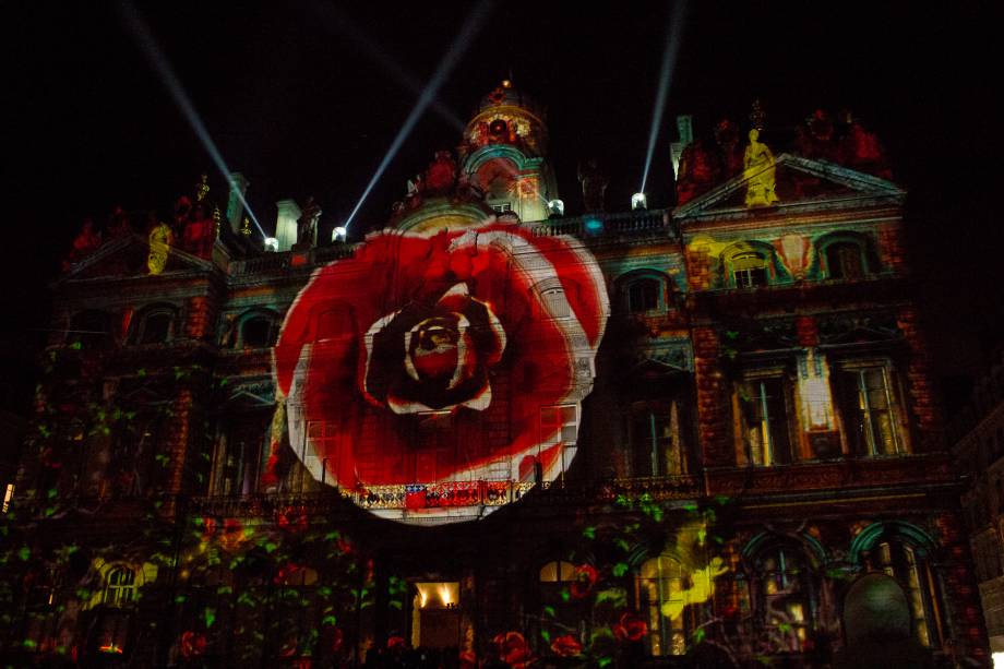 <strong>Fête des Lumiéres – <a href="https://viajeaqui.abril.com.br/cidades/franca-lyon" rel="Lyon – França " target="_blank">Lyon – França </a></strong>    Criado em gratidão a Maria, mãe de Jesus, e celebrado dos dias 6 a 9 de dezembro, é uma tradição de Lyon desde 1643, quando a cidade estava sob ameaça da peste bubônica (também conhecida como peste negra). Os conselheiros municipais prometeram a Maria que iriam ofertar-lhe um tributo se a cidade fosse poupada das mortes em série causadas pela doença e, desde então, uma procissão vai até a Basílica de Fourvière para acender velas e deixar oferendas no altar. Outro ponto de importância durante o festival é a Place des Terreaux, praça central de Lyon onde fica a prefeitura (foto).    Hoje em dia, o festival é celebrado com luzes pelas ruas e projeções em edifícios públicos