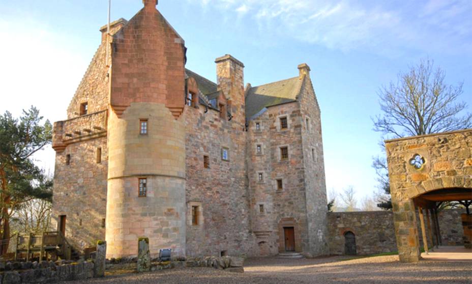 <strong>Fife, <a href="https://viajeaqui.abril.com.br/paises/escocia" rel="Escócia" target="_self">Escócia</a></strong> Terra de pessoas orgulhosas e paisagens bucólicas, a Escócia é uma das grandes escolhas de casais mais tradicionais. O castelinho resume bem a identidade do país, repleto de muita história. Localizado a uma hora de <a href="https://viajeaqui.abril.com.br/cidades/escocia-edimburgo" rel="Edimburgo" target="_self">Edimburgo</a>, ele é o palco perfeito para casamentos à moda antiga. <strong><a href="https://www.airbnb.com.br/rooms/330808?s=TNR4" rel="Alugue aqui" target="_blank">Alugue aqui</a></strong> <em><a href="https://www.booking.com/city/gb/edinburgh.pt-br.html?aid=332455&label=viagemabril-lugares-incr%C3%ADveis-para-casar" rel="Veja preços de hotéis próximos a Fife no Booking.com" target="_blank">Veja preços de hotéis próximos a Fife no Booking.com</a></em> <strong>Fife, <a href="https://viajeaqui.abril.com.br/paises/escocia" rel="Escócia" target="_self">Escócia</a></strong> Terra de pessoas orgulhosas e paisagens bucólicas, a Escócia é uma das grandes escolhas de casais mais tradicionais. O castelinho resume bem a identidade do país, repleto de muita história. Localizado a uma hora de <a href="https://viajeaqui.abril.com.br/cidades/escocia-edimburgo" rel="Edimburgo" target="_self">Edimburgo</a>, ele é o palco perfeito para casamentos à moda antiga. <strong><a href="https://www.airbnb.com.br/rooms/330808?s=TNR4" rel="Alugue aqui" target="_blank">Alugue aqui</a></strong> <em><a href="https://www.booking.com/city/gb/edinburgh.pt-br.html?aid=332455&label=viagemabril-lugares-incr%C3%ADveis-para-casar" rel="Veja preços de hotéis próximos a Fife no Booking.com" target="_blank">Veja preços de hotéis próximos a Fife no Booking.com</a></em>