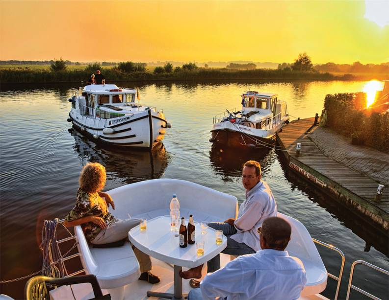 Fim de tarde no deque do barquinho Fim de tarde no deque do barquinho