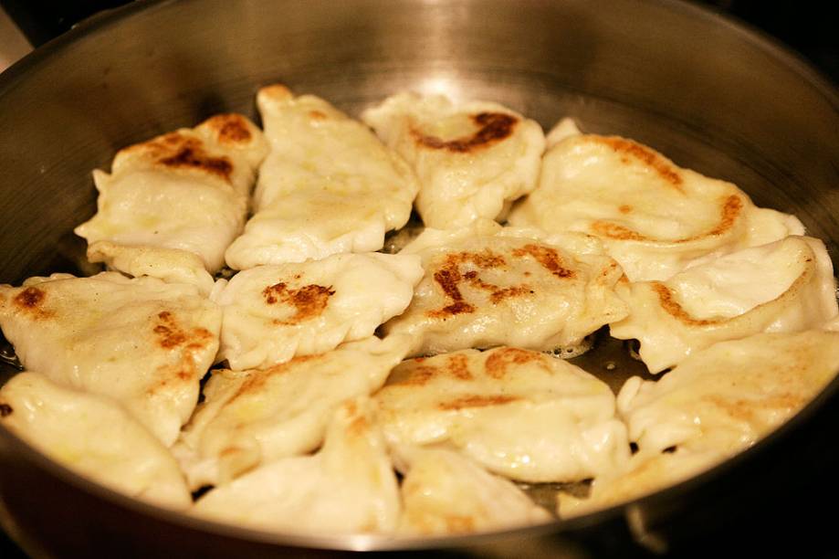 <strong>Pierogi, <a href="https://viajeaqui.abril.com.br/paises/polonia" rel="Polônia" target="_blank">Polônia</a></strong><br />  Uma espécie de ravioli, o pierogi é recheado com carne moída, batatas, legumes ou queijos (ou uma mistura de tudo isso). Pode ser apreciado por boa parte do leste europeu, como na <strong>Lituânia</strong>, <strong>Ucrânia</strong> e <strong>Eslováquia</strong>, e pode vir cozido, frito ou em sopas. 