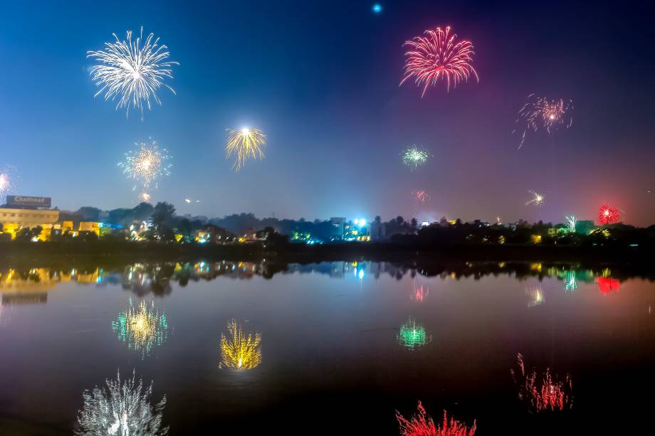 <strong>Divali – Festival das Luzes – <a href="https://viajeaqui.abril.com.br/paises/india" rel=" Índia" target="_blank">Índia</a></strong>        Este festival hindu antiquíssimo é celebrado por cinco dias durante o outono (enquanto aqui, no Hemisfério Sul, é primavera) e é um dos festivais mais importantes do hinduísmo. Cada dia tem um ritual específico, mas o dia principal, o terceiro, coincide com a lua nova mais escura do mês Kartika, do calendário lunisolar hindu, que cai entre outubro e novembro do nosso calendário. O Divali também é celebrado pelos sikhs, jains e algumas correntes do budismo. Fogos de artifício são tradição na noite do terceiro dia, logo após as orações familiares, tipicamente dedicadas à deusa Lakshimi, da fertilidade e prosperidade