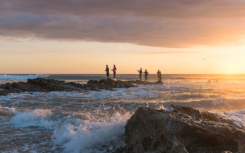 <strong>Praia Santa Tereza</strong> é destino certo para surfistas. Além dessa área com pedras, retratada acima, a praia na<strong> costa pacífico</strong> da Costa Rica tem larga faixa de areia e ondas constantes.Na cidade há pousadas ecológicas, retiros de ioga e bons restaurantes que cozinham apenas com ingredientes orgânicos.