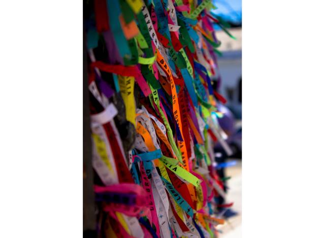 Além de representarem a religiosidade do povo baiano, as fitinhas do Senhor do Bonfim são quase um elemento fashion do local: todos os turistas carregam para tudo que é lado, deixando seus braços e a cidade coloridos, amarrando-as em todos os cantos Além de representarem a religiosidade do povo baiano, as fitinhas do Senhor do Bonfim são quase um elemento fashion do local: todos os turistas carregam para tudo que é lado, deixando seus braços e a cidade coloridos, amarrando-as em todos os cantos