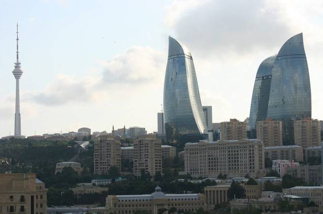<strong>Flame Towers</strong> "O gás natural que escapa das frestas montanhosas em forma de fogo é o símbolo da nação que foi eternizado, desde 2012, na arquitetura das Flame Towers. À noite, as três torres em formato de chama transformam-se em gigantescos displays de LED que iluminam a cidade <strong>Flame Towers</strong> "O gás natural que escapa das frestas montanhosas em forma de fogo é o símbolo da nação que foi eternizado, desde 2012, na arquitetura das Flame Towers. À noite, as três torres em formato de chama transformam-se em gigantescos displays de LED que iluminam a cidade