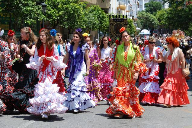 <strong>Espanha: flamenca</strong> Essa é a vestimenta das famosas dançarinas de Flamenco, fenômeno musical que geralmente ocorre em festas na - ou sobre a - Andaluzia, a região sul da Espanha. Seu corte é comprido, até os tornozelos, e conta com muitos (muitos!) babados nas mangas e na barra. Frequentemente, é acompanhado por um xale e as mulheres sempre utilizam sapatos de salto alto e cabelo em coque <strong>Espanha: flamenca</strong> Essa é a vestimenta das famosas dançarinas de Flamenco, fenômeno musical que geralmente ocorre em festas na - ou sobre a - Andaluzia, a região sul da Espanha. Seu corte é comprido, até os tornozelos, e conta com muitos (muitos!) babados nas mangas e na barra. Frequentemente, é acompanhado por um xale e as mulheres sempre utilizam sapatos de salto alto e cabelo em coque