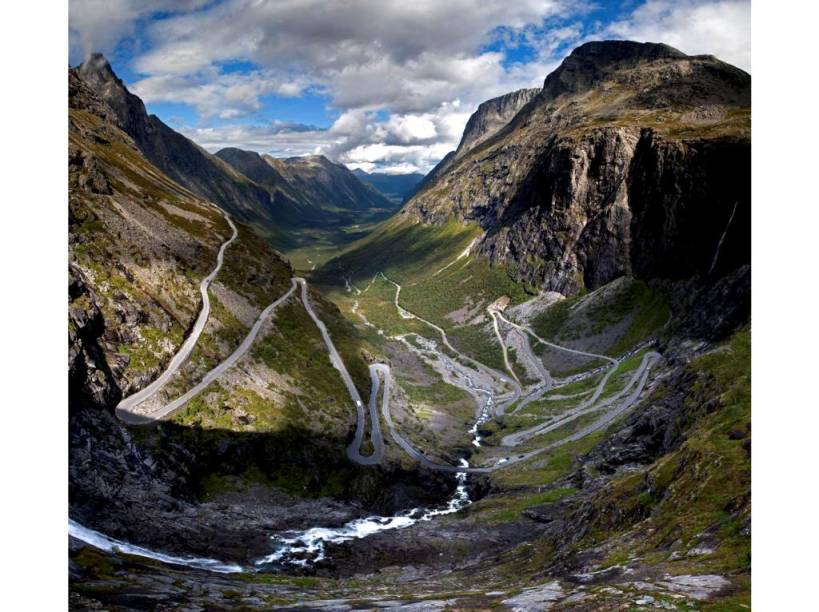 <strong>12. Trollstigen, Noruega&nbsp;</strong>Em pouco mais de cinco quil&ocirc;metros o Caminho do Troll (ser da mitologia escandinava) &eacute; um impressionante zigue-zague entre o fundo do vale e o alto da montanha. Com uma inclina&ccedil;&atilde;o de 9% (9 metros verticais a cada cem metros horizontais), a estrada &eacute; parte da Rodovia 63, que une Valldal a &Aring;ndalsnes