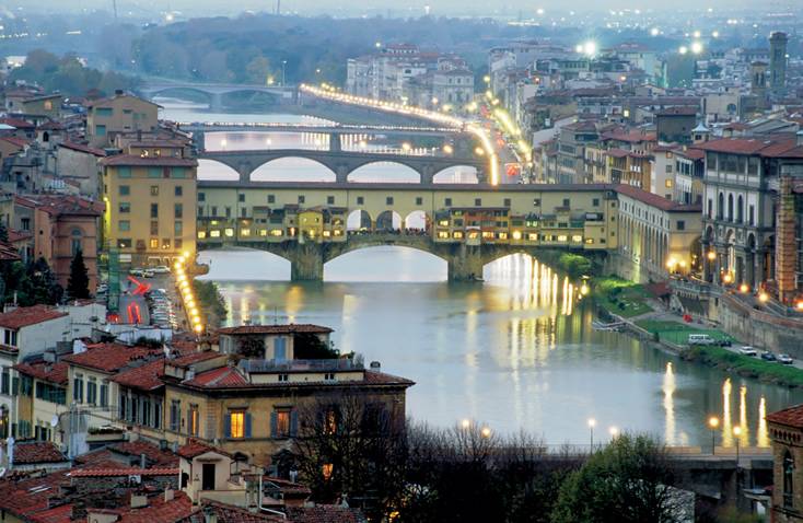 <strong>Anoitecer sobre o Arno </strong>N&atilde;o h&aacute; nada que ainda n&atilde;o tenha sido dito sobre a beleza de Floren&ccedil;a. Muitas vezes, diante de obras-primas da cria&ccedil;&atilde;o humana, o espet&aacute;culo da natureza acaba ficando em segundo plano, mas em Floren&ccedil;a ele compete de igual para igual com o rico patrim&ocirc;nio art&iacute;stico Um passeio pelas margens do Arno ao cair da tarde - especialmente nos belos dias de primavera, quando o c&eacute;u adquire uma luminosidade especial e as luzes pouco a pouco se acendem iluminando Ponte Vecchio - comp&otilde;e uma imagem m&aacute;gica que dificilmente ser&aacute; esquecida.