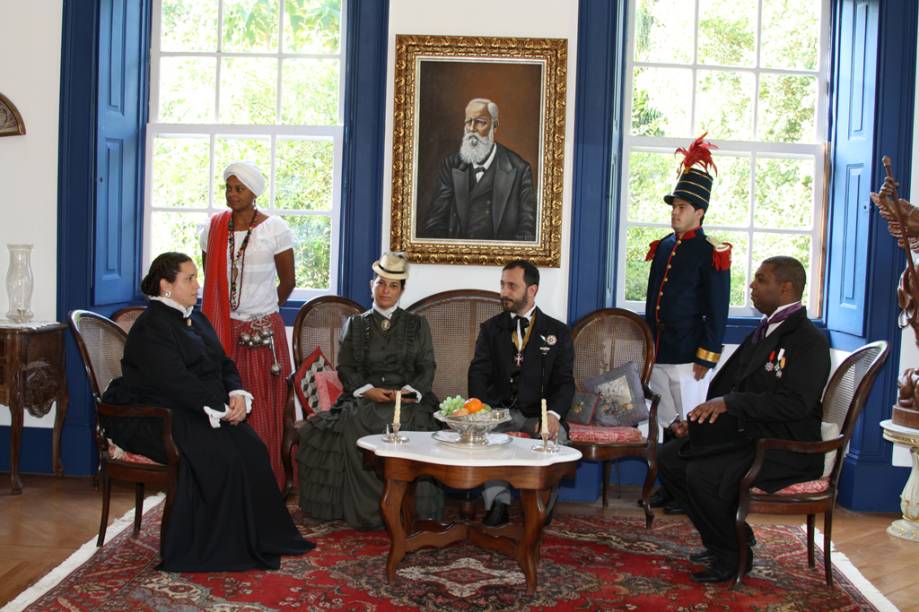 <strong><a href="https://viajeaqui.abril.com.br/estabelecimentos/br-rj-valenca-hospedagem-fazenda-florenca " rel="Fazenda Florença – Valença (RJ)" target="_self">Fazenda Florença – Valença (RJ)</a></strong> O casarão de 1852 tem decoração preservada, com louças, cristais e pratarias originais. E não é à toa que serviu de ambientação para várias novelas como <em>Sinhá Moça, Paraíso </em>e <em>Dona Beija</em>. Nos fins de semana e feriados ocorrem serestas musicais e saraus históricos teatrais, acompanhados pelo farto chá colonial. A área de lazer reúne piscinas, quadras de tênis, salão de jogos e fazendinha para a criançada. <em>Site: <a href="https://www.hotelfazendaflorenca.com.br" rel="www.hotelfazendaflorenca.com.br" target="_self">www.hotelfazendaflorenca.com.br</a></em> <strong><a href="https://viajeaqui.abril.com.br/estabelecimentos/br-rj-valenca-hospedagem-fazenda-florenca " rel="Fazenda Florença – Valença (RJ)" target="_self">Fazenda Florença – Valença (RJ)</a></strong> O casarão de 1852 tem decoração preservada, com louças, cristais e pratarias originais. E não é à toa que serviu de ambientação para várias novelas como <em>Sinhá Moça, Paraíso </em>e <em>Dona Beija</em>. Nos fins de semana e feriados ocorrem serestas musicais e saraus históricos teatrais, acompanhados pelo farto chá colonial. A área de lazer reúne piscinas, quadras de tênis, salão de jogos e fazendinha para a criançada. <em>Site: <a href="https://www.hotelfazendaflorenca.com.br" rel="www.hotelfazendaflorenca.com.br" target="_self">www.hotelfazendaflorenca.com.br</a></em>