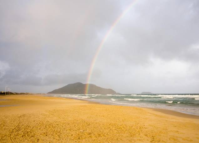 <strong>2. <a href="https://viajeaqui.abril.com.br/cidades/br-sc-florianopolis" rel="Florianópolis (SC)" target="_blank">Florianópolis (SC)</a></strong> Uma das praias mais frequentadas por visitantes LGBT é a <a href="https://viajeaqui.abril.com.br/estabelecimentos/br-sc-florianopolis-atracao-praia-mole" rel="Praia Mole" target="_blank">Praia Mole</a>, do lado leste da ilha. O clima é de paquera, e as barracas GLS – entre elas, o Bar do Deca –, ficam no cantinho esquerdo <strong>2. <a href="https://viajeaqui.abril.com.br/cidades/br-sc-florianopolis" rel="Florianópolis (SC)" target="_blank">Florianópolis (SC)</a></strong> Uma das praias mais frequentadas por visitantes LGBT é a <a href="https://viajeaqui.abril.com.br/estabelecimentos/br-sc-florianopolis-atracao-praia-mole" rel="Praia Mole" target="_blank">Praia Mole</a>, do lado leste da ilha. O clima é de paquera, e as barracas GLS – entre elas, o Bar do Deca –, ficam no cantinho esquerdo