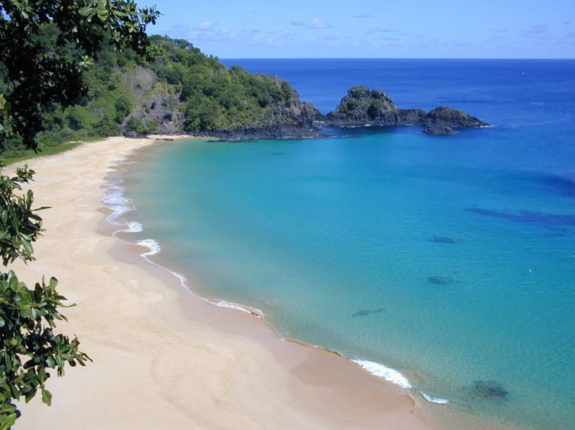 Presença certa em qualquer lista que envolva as praias mais bonitas do Brasil, o acesso à Baía do Sancho pode ser feito de bugue, caminhonete ou barco. O acesso até ela é feito através de uma descida de dois lances de escalas verticais, entre as rochas, com um espaço um tanto quanto limitado.<span></span>