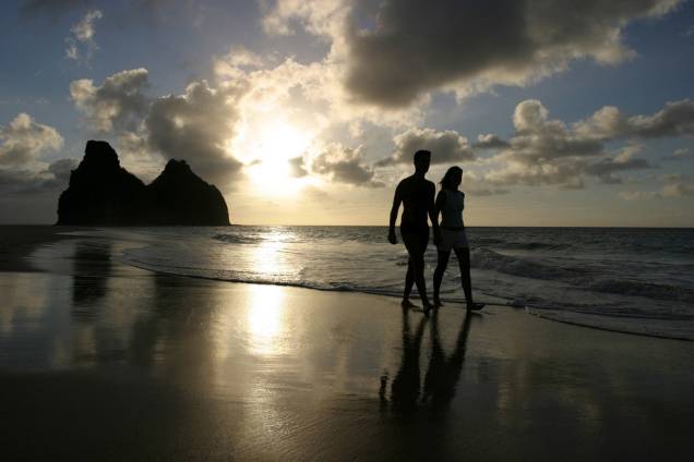 Pôr do sol na Baía dos Porcos, de apenas 100 metros de extensão. Suas piscinas naturais ficam diante do famoso<strong> Morro Dois Irmãos</strong> Pôr do sol na Baía dos Porcos, de apenas 100 metros de extensão. Suas piscinas naturais ficam diante do famoso<strong> Morro Dois Irmãos</strong>