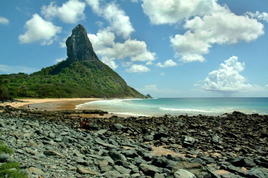 <strong><a href="https://viajeaqui.abril.com.br/estabelecimentos/br-pe-fernando-de-noronha-atracao-praia-da-conceicao" rel="Praia da Conceição - Fernando de Noronha" target="_blank">Praia da Conceição - Fernando de Noronha</a></strong>        É possível passar o dia inteiro se distraindo com as atrações da praia: quadra de vôlei, stand up paddle e barracas. A extensão da praia também favorece as caminhadas. 