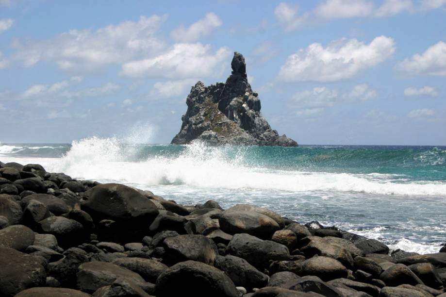 <strong>Ilha do Frade</strong> vista a partir da Praia do Atalaia, um dos principais berçários marinhos de Noronha. O Instituto Chico Mendes controla o acesso de turistas à praia, que é feito somente em maré baixa