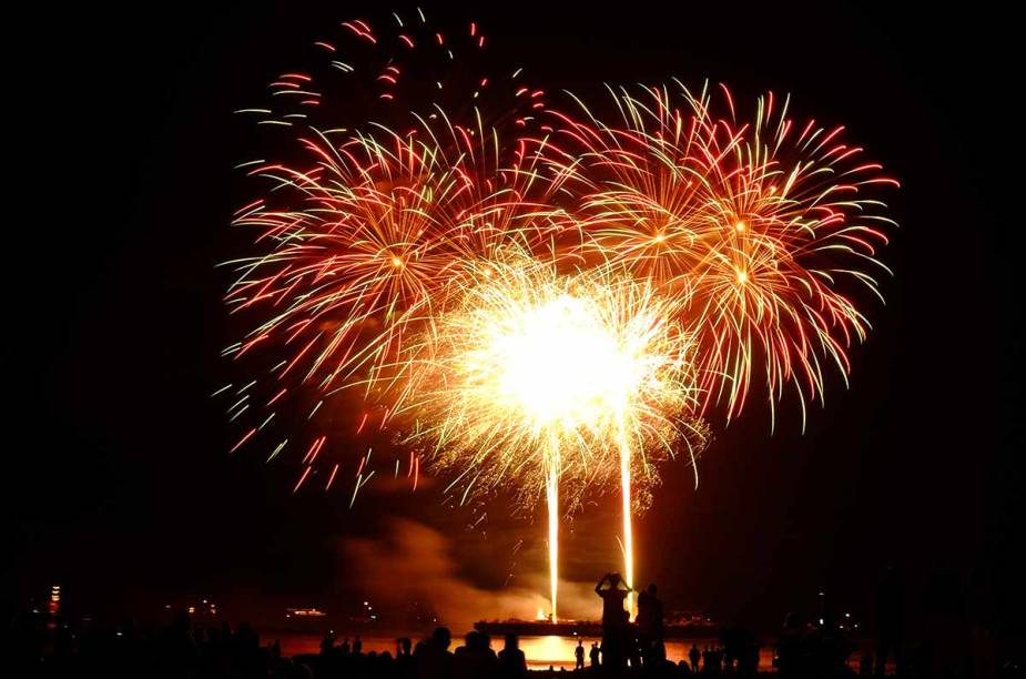 <strong>Festival Internacional de Fogos de Scheveningen, <a href="https://viajeaqui.abril.com.br/cidades/holanda-haia" rel="Haia" target="_blank">Haia</a></strong>    Dos dias 15 a 23 de agosto acontece o Festival Internacional de Fogos de Scheveningen, uma competição entre países que tentam realizar o melhor show de fogos. Os países participantes têm o mesmo valor em dinheiro para gastar, devem garantir que ao menos 80% dos fogos sejam produzidos no próprio país e têm até 13 minutos para exibir suas habilidades. <strong>Festival Internacional de Fogos de Scheveningen, <a href="https://viajeaqui.abril.com.br/cidades/holanda-haia" rel="Haia" target="_blank">Haia</a></strong>    Dos dias 15 a 23 de agosto acontece o Festival Internacional de Fogos de Scheveningen, uma competição entre países que tentam realizar o melhor show de fogos. Os países participantes têm o mesmo valor em dinheiro para gastar, devem garantir que ao menos 80% dos fogos sejam produzidos no próprio país e têm até 13 minutos para exibir suas habilidades.